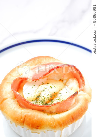 Bacon potato bread with melty egg 96866981