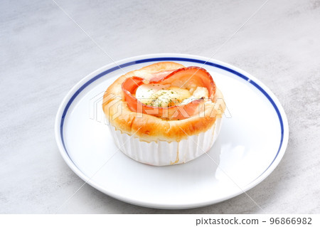 Bacon potato bread with melty egg Bacon potato bread with melty egg 96866982