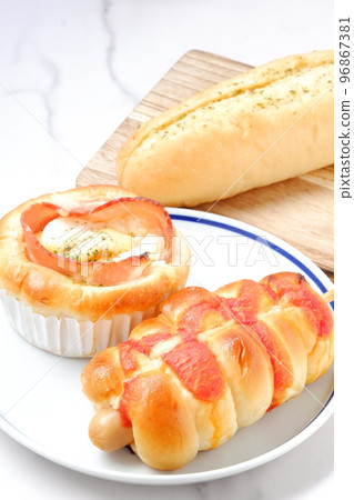 3種配菜麵包的午餐時間 3種配菜麵包的午餐時間 96867381
