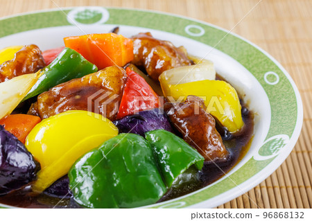 Black vinegar sweet and sour pork 96868132