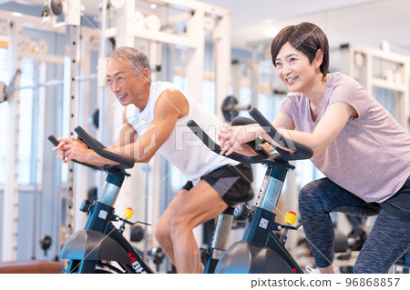 健身車中間夫婦 96868857