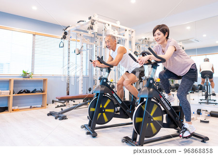 健身車中間夫婦 96868858