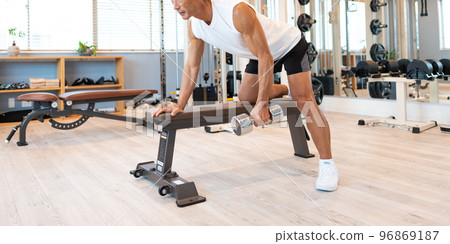 運動健身房高級男子 96869187