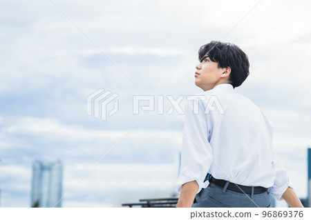 男性屋頂人像攝影合作:WEEK Shiba Daimon(Sun Frontier Real Estate) 男性屋頂人像攝影合作:WEEK Shiba Daimon(Sun Frontier Real Estate) 96869376