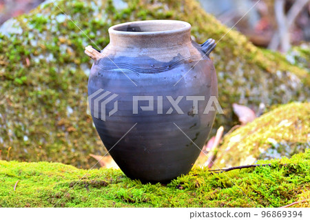 種子罐曾被用作盛放杉樹的容器，但它的美麗已被茶道大師用作水罐。 96869394
