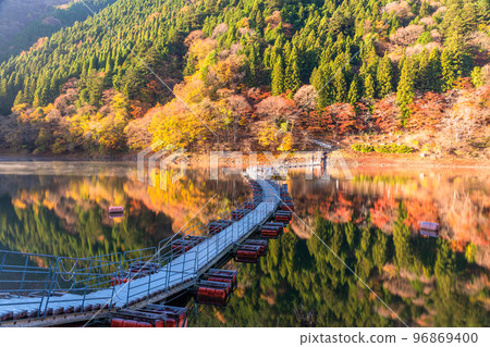 《Tokyo》Autumn Okutama lake・Drum can bridge of autumn leaves 《Tokyo》Autumn Okutama lake・Drum can bridge of autumn leaves 96869400