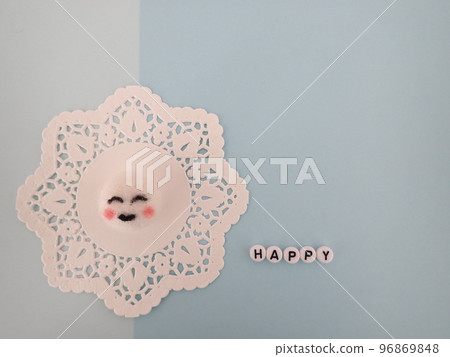 羊毛在花邊紙上感到微笑和快樂的快樂詞 羊毛在花邊紙上感到微笑和快樂的快樂詞 96869848