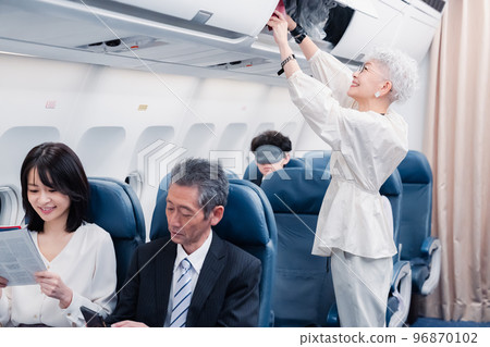 旅客取出隨身行李 96870102