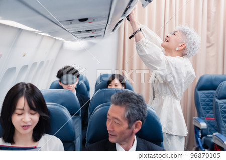 旅客取出隨身行李 96870105
