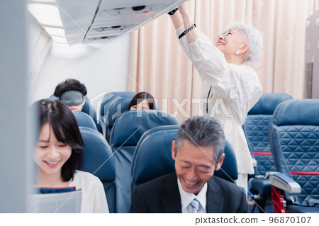 旅客取出隨身行李 旅客取出隨身行李 96870107