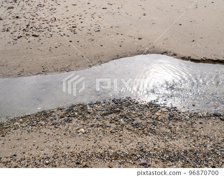 一條河沿著沙灘流淌。 一條河沿著沙灘流淌。 96870700