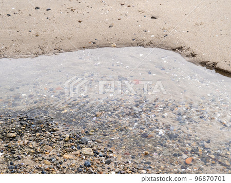 一條河沿著沙灘流淌。 一條河沿著沙灘流淌。 96870701