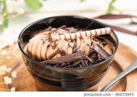 cup chocolate cake 96870943