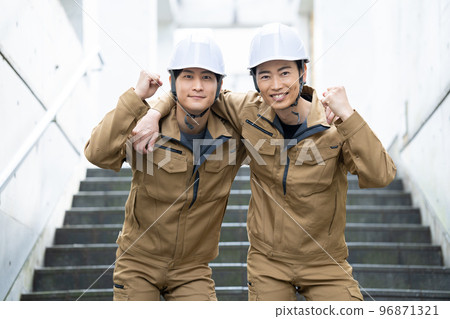 A man who folds his shoulders in work clothes 96871321