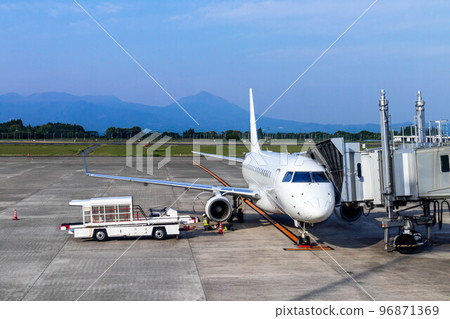 載有乘客的客機 96871369