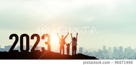 Parents and children banzai at the top 2023 image material for New Year's cards Parents and children banzai at the top 2023 image material for New Year's cards 96871998