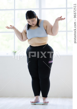 在體重秤上聳肩的女人 96872511