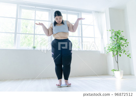 在體重秤上聳肩的女人 96872512