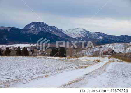 九重山與雪景(大分縣九重町) 九重山與雪景(大分縣九重町) 96874276
