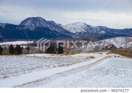 九重山與雪景(大分縣九重町) 九重山與雪景(大分縣九重町) 96874277