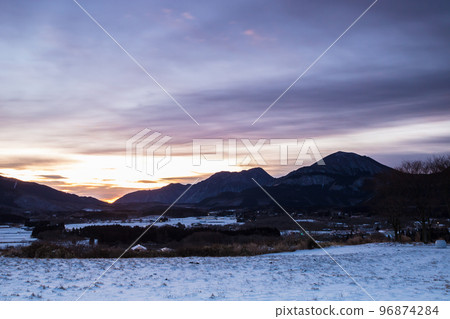 九重山、日出和雪景(大分縣九重町) 九重山、日出和雪景(大分縣九重町) 96874284
