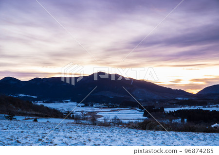 九重山、日出和雪景(大分縣九重町) 九重山、日出和雪景(大分縣九重町) 96874285