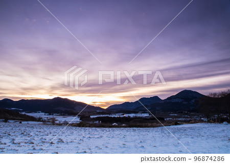 Kokonoe Mountains, Sunrise and Snowscape (Kokonoe Town, Oita Prefecture) 96874286