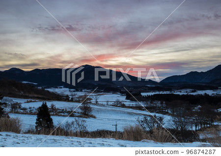 Kokonoe Mountains, Sunrise and Snowscape (Kokonoe Town, Oita Prefecture) 96874287