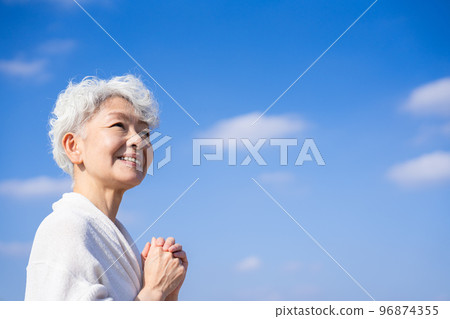 展望未來的資深女性 96874355