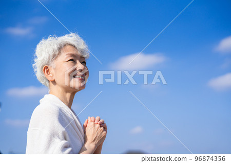 展望未來的資深女性 96874356