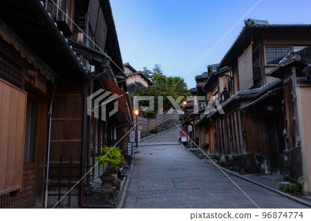 清晨的京都古都二年坂 清晨的京都古都二年坂 96874774