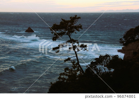 溫泉小鎮的夕陽 96874801