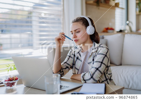 Young woman having homeoffice in her apartment. 96874865