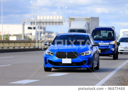 一輛跑車在城市中運行的形象 96875488