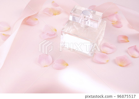 Mock-up of flowers and perfume bottle 96875517