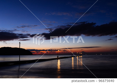 日落海、木製原岡碼頭和富士山 96875640