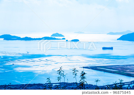 這是廣島灣諸島的景色。瀨戶內海島嶼的輪廓。可以看到Onasami Island，Picture Island等。 96875845
