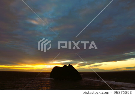 溫泉鄉的夕陽 96875898