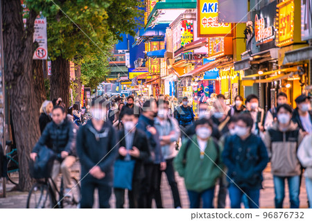 日本東京城市景觀 BQ.1.1 ......戶外不需要口罩......口罩迷信......缺乏通風，再次感染爆炸= 11月16日 96876732