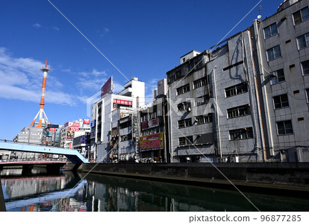 橫濱第五大道和新多摩河的多租戶大樓 橫濱第五大道和新多摩河的多租戶大樓 96877285
