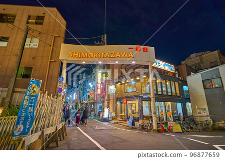 東京世田谷區下北澤第一大道(北澤二丁目、三丁目)的夜景,從茶澤通看到 東京世田谷區下北澤第一大道(北澤二丁目、三丁目)的夜景,從茶澤通看到 96877659