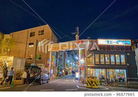 東京世田谷區下北澤第一大道（北澤二丁目、三丁目）的夜景，從茶澤通看到 96877665