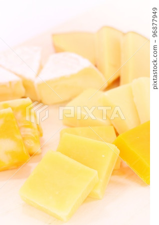 在明亮的背景下什錦奶酪開胃小菜高達切達干酪 96877949