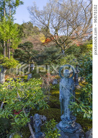深秋的魚山大原寺、實光院觀音菩薩像和兒童像 深秋的魚山大原寺、實光院觀音菩薩像和兒童像 96878102