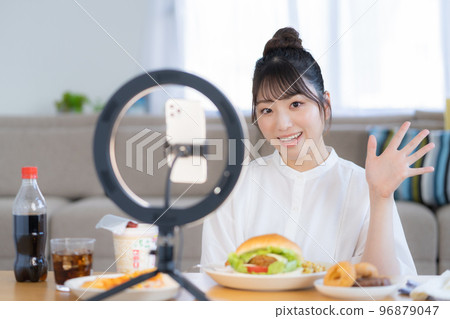 在他面前直播食物的Mukbang YouTuber 在他面前直播食物的Mukbang YouTuber 96879047