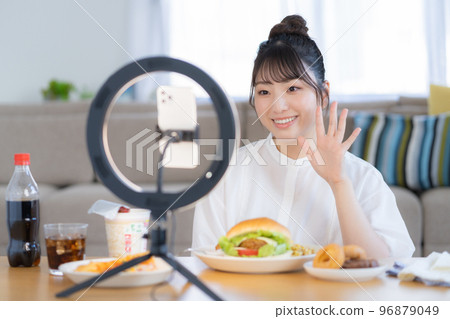 在他面前直播食物的Mukbang YouTuber 在他面前直播食物的Mukbang YouTuber 96879049