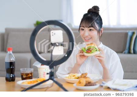 A YouTuber who broadcasts live with a motpan hamburger in hand 96879398