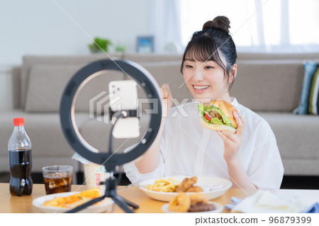 一個手拿 motpan 漢堡直播的 YouTuber 一個手拿 motpan 漢堡直播的 YouTuber 96879399