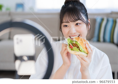 一個手拿 motpan 漢堡直播的 YouTuber 96879553