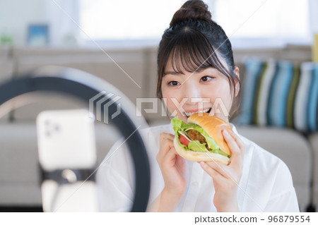 一個手拿 motpan 漢堡直播的 YouTuber 96879554